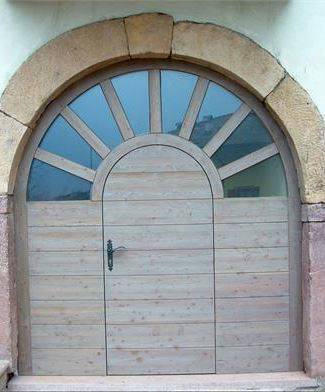 Rivestiamo porte e basculanti in legno